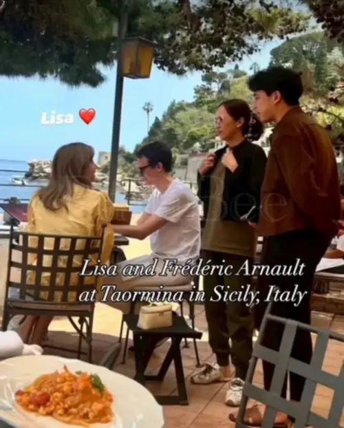 ▲網友巧遇Lisa（左1）與男友（左2）在西西里島陶爾米納小鎮約會。（圖／翻攝自微博）