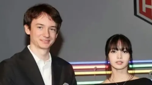 ▲有粉絲在網路上分享自己巧遇Lisa(右)與LV三公子(左)在西西里島約會,2人甜蜜互動馬上就登上熱搜,讓不少粉絲驚訝表示:「外國人也過520?」(圖/翻攝自微博) ▲有粉絲在網路上分享自己巧遇Lisa(右)與LV三公子(左)在西西里島約會,2人甜蜜互動馬上就登上熱搜,讓不少粉絲驚訝表示:「外國人也過520?」(圖/翻攝自微博)