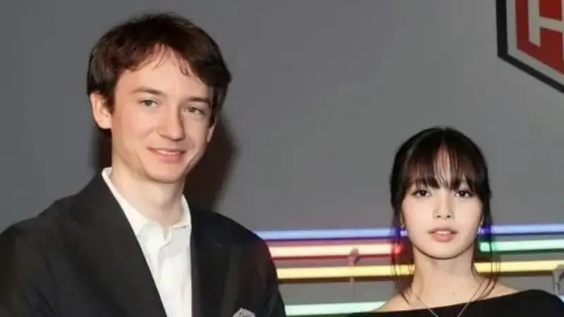 ▲有粉絲在網路上分享自己巧遇Lisa（右）與LV三公子（左）在西西里島約會，2人甜蜜互動馬上就登上熱搜，讓不少粉絲驚訝表示：「外國人也過520？」（圖／翻攝自微博）