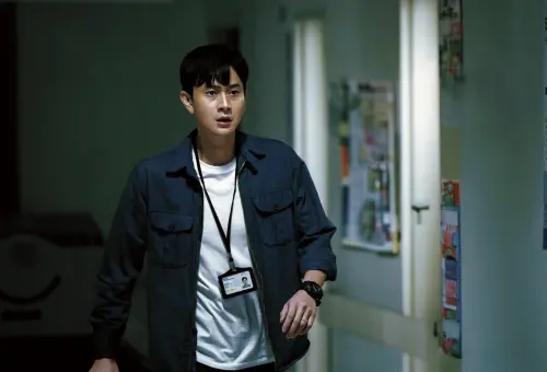 ▲劉冠廷首度演出香港動作片,在《私家偵探》扮演查案的警官。(圖/華映娛樂提供) ▲劉冠廷首度演出香港動作片,在《私家偵探》扮演查案的警官。(圖/華映娛樂提供)