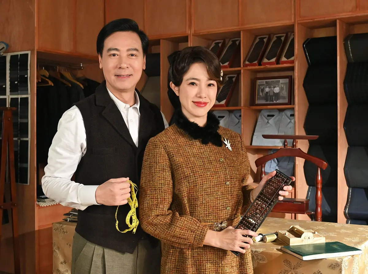 ▲黃瑄（右）和尹昭德在《寶島西米樂》中飾演夫妻，該劇主題曲由Energy阿弟獻唱。（圖／台視提供）