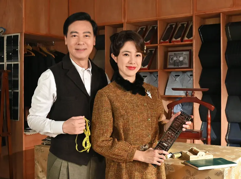 ▲黃瑄（右）和尹昭德在《寶島西米樂》中飾演夫妻，該劇主題曲由Energy阿弟獻唱。（圖／台視提供）