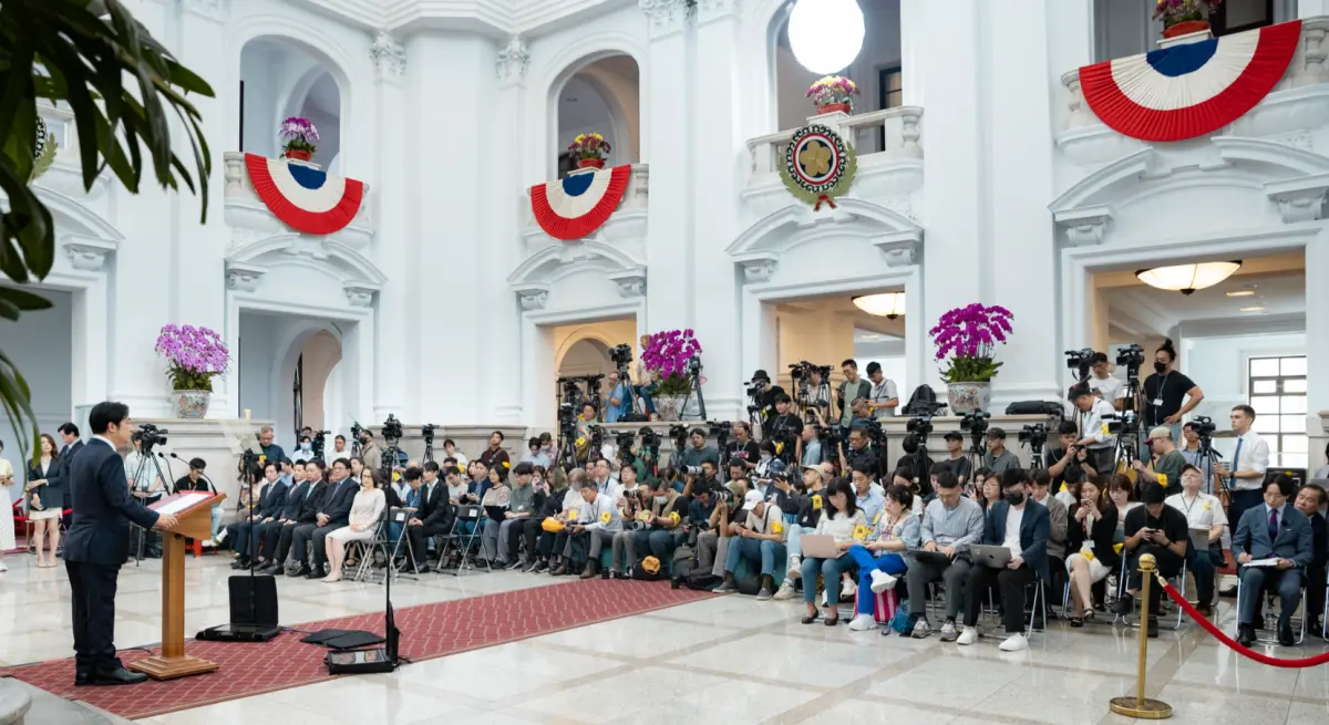 ▲日本國民男團「嵐」成員櫻井翔（最右）現身總統府記者會。（圖／總統府提供）