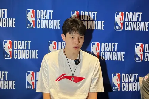 ▲中國19歲新星楊瀚森日前參加NBA選秀聯合試訓，靠著獨天獨厚的靜態天賦，加上團體混戰打出「中國Jokic」風采，選秀行情飆升，從原本的次輪末段一路提升到前段，甚至有望衝擊首輪，消息傳回中國，球迷都顯得相當開心。（圖／美聯社／達志影像）