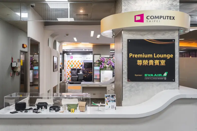 ▲長榮航空與外貿協會共同參加COMPUTEX台北國際電腦展，於外貿協會貴賓室展示皇璽桂冠艙及豪華經濟艙的機上服務用品，同時準備官網購票折扣碼和獨家LOGO商品送給逛展民眾。（圖／長榮航空提供）