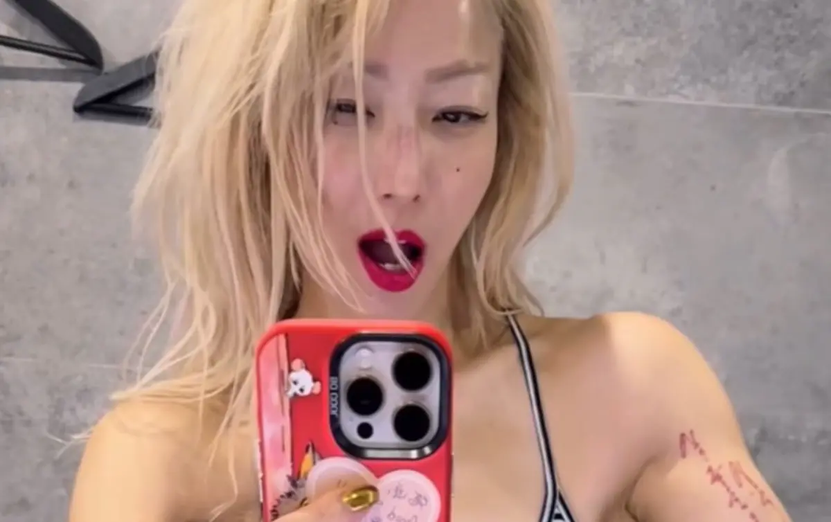 ▲鄭秀文近日在澳門開唱，52歲的她在社群曬照秀出超狂二頭肌，練出健美肌肉讓鄭秀文也很開心，演唱會上她更找來老公許志安同台飆歌。（圖／鄭秀文臉書）