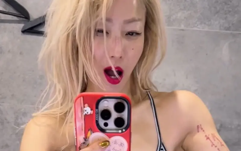 ▲鄭秀文近日在澳門開唱，52歲的她在社群曬照秀出超狂二頭肌，練出健美肌肉讓鄭秀文也很開心，演唱會上她更找來老公許志安同台飆歌。（圖／鄭秀文臉書）