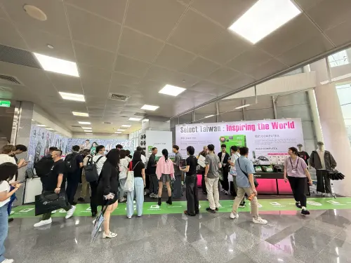 ▲去年台北電腦展推出了不少和綠色乖乖聯名的周邊商品，台灣人搶買，也吸引了大量國外參展買家下單。（資料照片，圖／記者周淑萍攝）