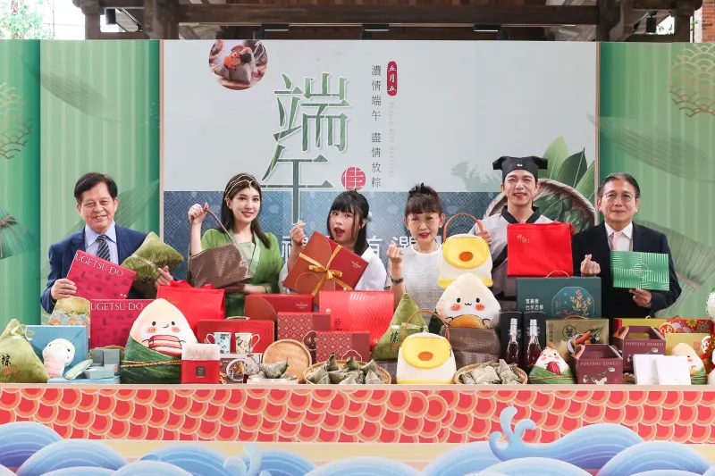 ▲遠東百貨徐雪芳總經理(中)、林彰豐營運長(左)、陳佑任副總(右)嚴選端午好禮，青蛇梁語玹(左二起)、白蛇、許仙大飛也說讚。（圖／遠百提供）