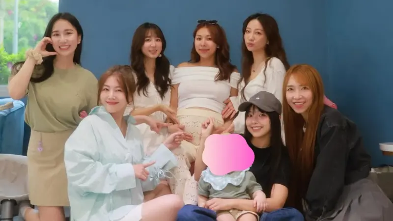 ▲經典綜藝《我愛黑澀會》成員凱希（前排右2）與米奇（後排右2）在IG上發文曬出20年前合照，笑稱黑澀會姐妹都變媽媽了，意外掀起一波回憶殺。（圖／翻攝自徐凱希IG）