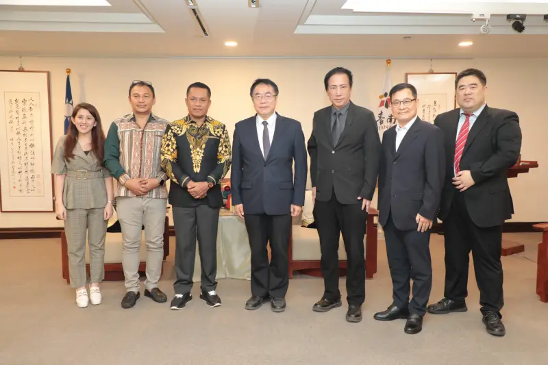 ▲今天的拜會行程由雲嘉南辦事處副處長林文俊與駐泗水辦事處副組長蘇育平陪同兩位省議員共同來訪。市府由新聞及國際關係處處長蘇恩恩陪同。（圖／南市府提供）