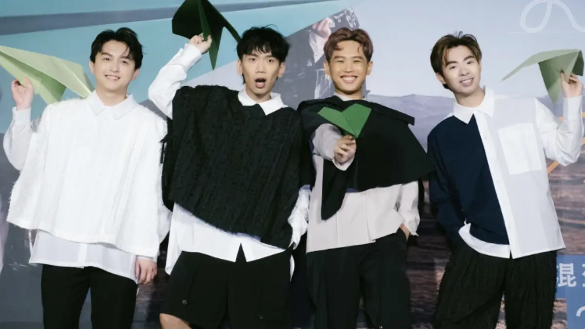 ▲樂團理想混蛋（如圖）將於今年11月1日在台北小巨蛋舉行《不是因為天氣晴朗才見面》 演唱會，成員們首度回應上月被爆出「大頭症」風波，雞丁強調：「往常地做我們自己，沒有這樣的行為！」同時雞丁及可沛認了彼此性格很不一樣，曾寫歌互嗆對方。（圖／何樂音樂提供）