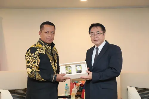 ▲黃偉哲致贈兩位省議員台南農特產品。(圖/南市府提供) ▲黃偉哲致贈兩位省議員台南農特產品。(圖/南市府提供)