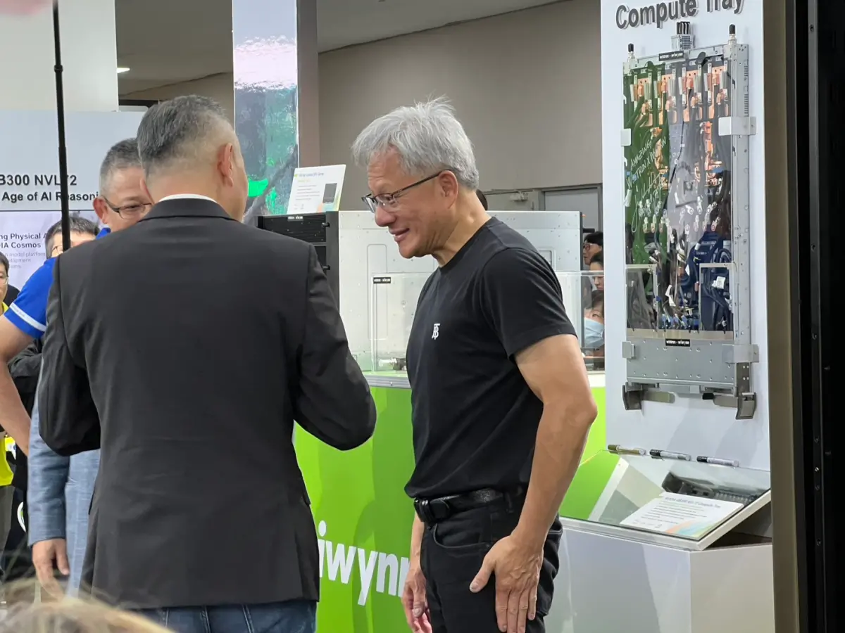 ▲輝達執行長黃仁勳20日表示，迫不及待見到通化夜市Fruit Lady水果阿姨。（圖╱記者林汪靜攝）