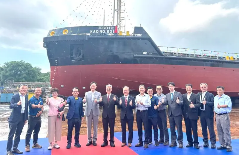 ▲台灣港務港勤公司舉行高601號受泥船命名下水儀式，由該公司董事長陳榮聰(左6)與新加坡金興造船公司董事長Thomas Tan(左4)共同主持。(圖／台灣港務港勤公司提供)