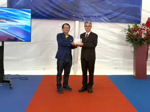▲新加坡金興造船公司董事長Thomas Tan(左)致送紀念品，台灣港務港勤公司董事長陳榮聰(右)代表接受。(圖／台灣港務港勤公司提供)