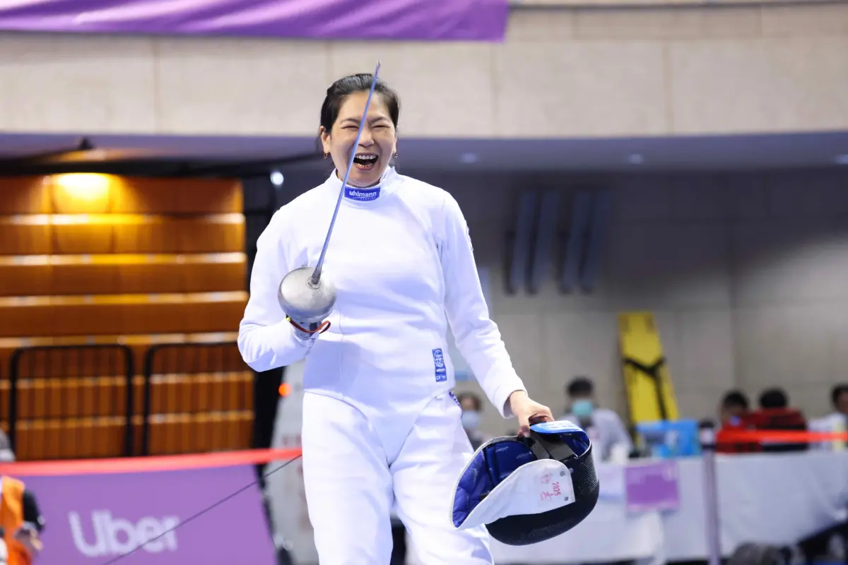 ▲前奧運跆拳道金牌得主陳怡安，在2025世壯運銳劍項目中跨界參賽，預賽取得3勝1敗佳績成功晉級。賽後她開心與媒體自拍，並笑稱這是暌違30年的大陣仗。（圖／世壯運執委會）