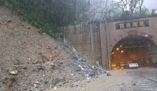 雨彈轟炸!蘇花公路崇德段土石流 搶災機具帶待命警戒中