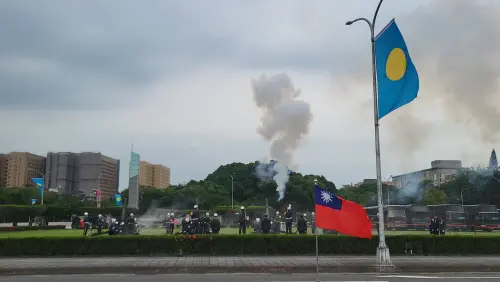 ▲為歡迎恕惠仁賢伉儷及貴賓，總統府下午特別在府前舉行軍禮，首先鳴放21響禮砲。（圖／記者陳佩君攝，2025.05.20）