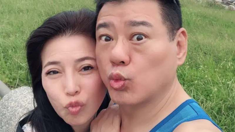 ▲陳慧娥（左）在節目中淚談與亡夫安迪（右）透過觀落陰相見，對方哽咽道歉無法再陪伴她，她則期盼來世仍能再續前緣，繼續做夫妻。（圖／陳慧娥臉書）