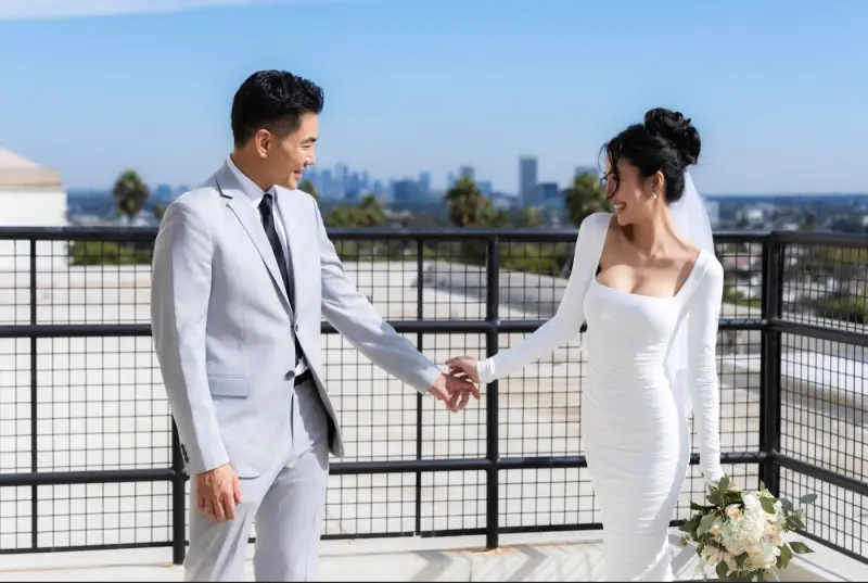 ▲孔令奇公開與妻子Eunice Jaymie領證照及多張婚紗照。(圖/孔令奇提供)