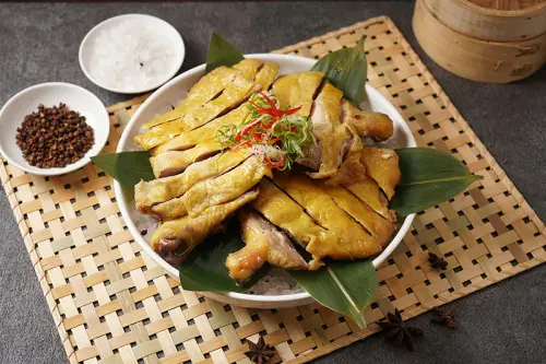 ▲台南遠東香格里拉飯店的自助餐廳「遠東Café」，推出「星級料理人：五星港廚盛宴」主題美食節，推出多道港式美味，包含「廣香鹽焗雞」、「避風塘辣炒蟹」等。（圖／台南遠東飯店提供）