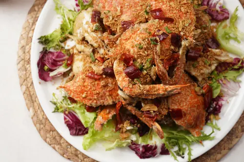 ▲台南遠東香格里拉飯店的自助餐廳「遠東Café」推新美食主題，吃得到多道港式美味像是「避風塘辣炒蟹」等。（圖／台南遠東飯店提供）