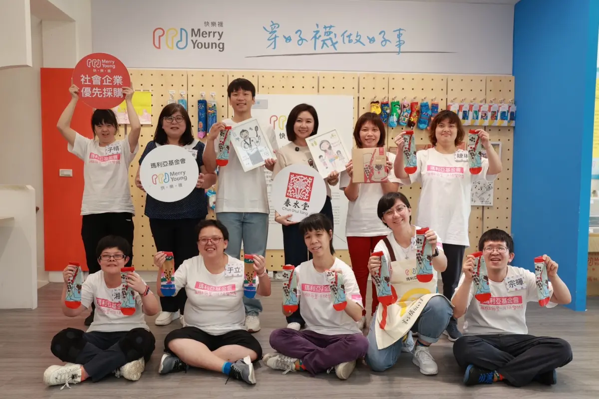 ▲為了一圓花子上體育課夢想，羽球男神李洋現身快樂襪子店，擔任一日體育老師助圓夢，（圖／瑪利亞提供）