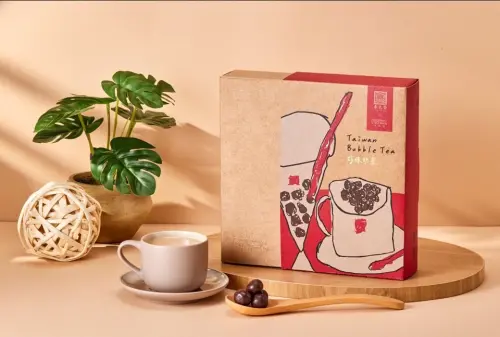 瑪利亞青年花子無法實現的體育夢 李洋化身老師力挺圓夢 ▲春水堂以瑪利亞青年創作的珍奶襪,結合首度推出的熟成厚奶茶包,全新推出珍珠奶茶聯名禮盒,歡迎用行動力挺。(圖/瑪利亞提供)