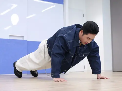 ▲鹿希派在《星二代很忙內》率先登場，自我介紹表現亮眼，卻在伏地挺身關卡撐不到2分鐘就舉白旗，逗笑全場。（圖／Yahoo奇摩提供）