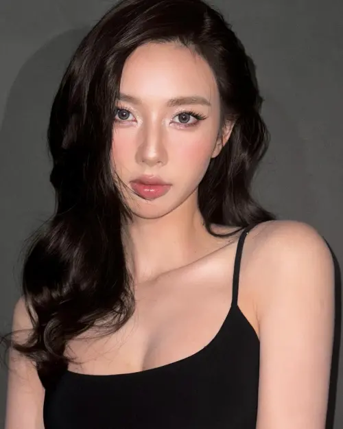 ▲阮垂仙在2021年代表越南參加世界小姐大賽奪得冠軍，因此在越南獲得高人氣，出現在多檔真人秀節目中，還曾經獲得當局頒發獎狀。（圖／翻攝自阮垂仙的Threads）