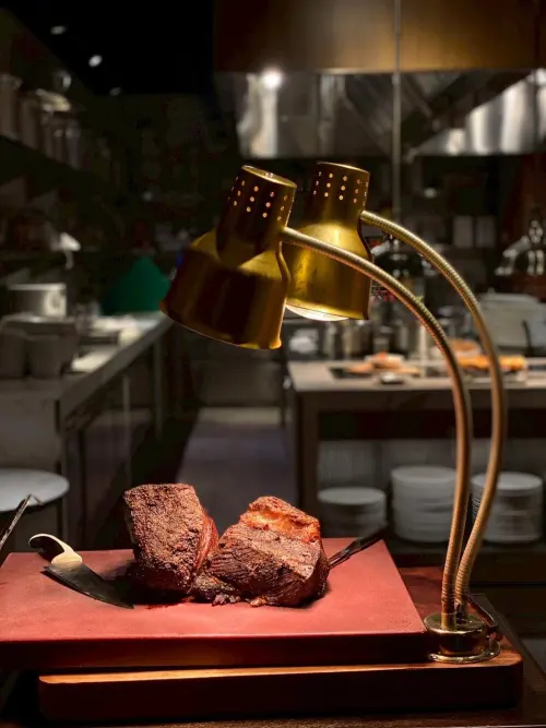 ▲士林萬麗酒店的自助餐廳「士林廚房」的「鱈場蟹吃到飽」活動又回歸了，現場還有爐烤肋眼牛、德式香腸等菜色。（圖／取自士林萬麗酒店臉書）