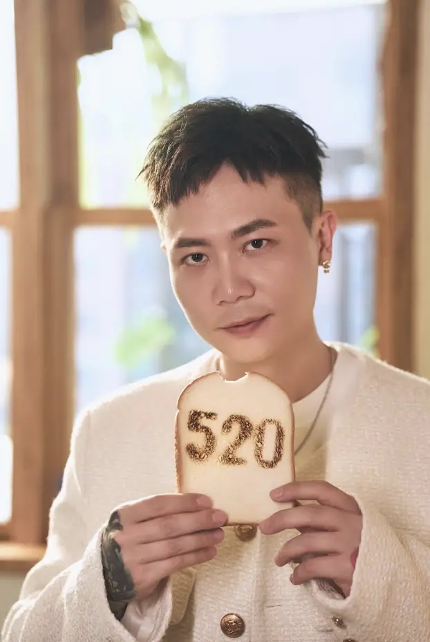 ▲對蕭秉治（如圖）來說，最浪漫的事就是寫歌給對方，〈520〉一曲深藏著自己在感情裡的內心話。（圖／相信音樂提供）