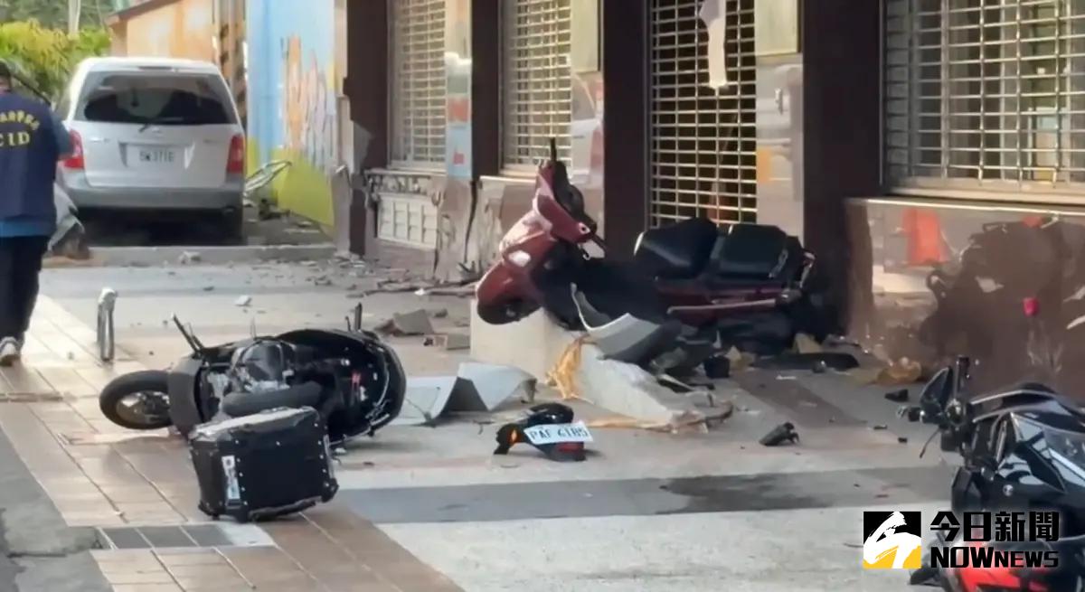 ▲ 台南玉井發生箱型車暴衝意外，造成兩人受傷，現場機車被撞壞，可見當時衝擊力道。