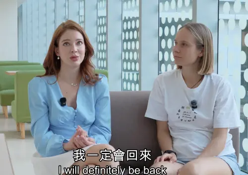 ▲安妮(左)在妹妹莉娜(右)的節目上有講明「一定會回來」,雖然表示暫時還不知道是什麼時候,其實最快7月就可能返台工作。(圖/摘自旅遊真台灣 YouTube) ▲安妮(左)在妹妹莉娜(右)的節目上有講明「一定會回來」,雖然表示暫時還不知道是什麼時候,其實最快7月就可能返台工作。(圖/摘自旅遊真台灣 YouTube)