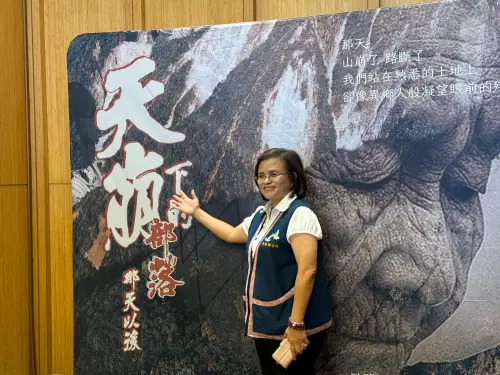 ▲秀林鄉鄉長王玫瑰 邀請欣賞《天崩下的部落—那天以後》紀錄片。(圖/秀林鄉公所提供)