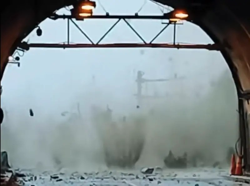 ▲花蓮地區今（20）日下午因熱對流旺盛降下豪大雨，導致台9線和仁至崇德路段連續發生土石流坍方，當時剛好有民眾行經該路段，眼見大量土石如瀑般傾瀉而下，只能緊急躲入隧道避難。（圖／翻攝自爆料公社）