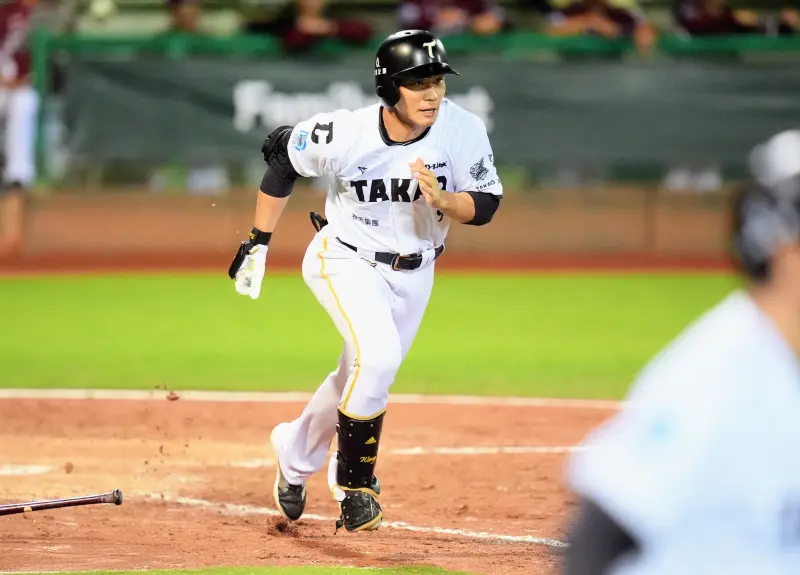 ▲台鋼雄鷹王柏融從威能帝手中敲出追平比數的安打，並且帶動球隊逆轉的氣勢。（圖／台鋼雄鷹提供）