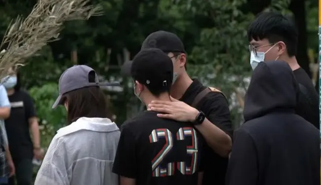 ▲三峽78歲老翁駕車暴衝意外，逝者家屬到現場招魂。(圖／翻攝畫面)