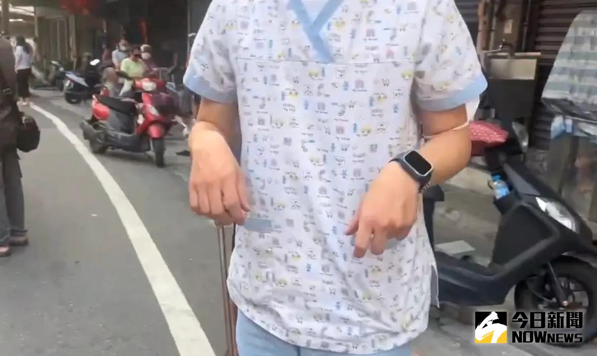 ▲台南玉井發生車輛暴衝意外,有護理師立刻上前幫傷者CPR，還協助送醫。(圖／警方提供)