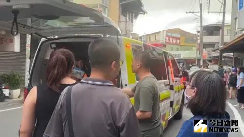 ▲台南玉井發生車輛暴衝意外,有護理師立刻上前幫傷者CPR,還協助送醫。 ▲▲台南玉井發生車輛暴衝意外,有護理師(黑衣女子)立刻上前幫傷者CPR,還協助送醫。(圖/警方提供)