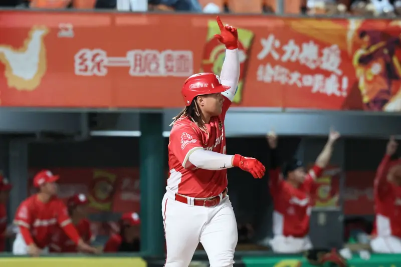 ▲味全龍隊長吉力吉撈・鞏冠單場貢獻2打點，助隊在延長賽以3：1力退統一獅。（圖／味全龍提供）