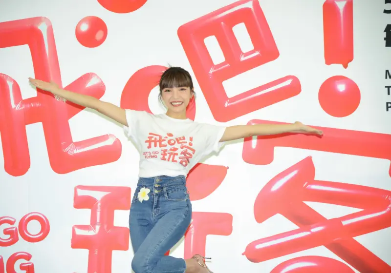 ▲何美在新節目記者會上被問到昔日《大學生了沒》夥伴大根的閃兵事件，認為那是他個人要去面對，自己不打擾就是最大的關心。她在該節目喝了「孕婦湖」的水，笑言目前還在等美籍男友求婚。（圖／三立提供）