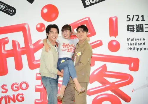 ▲謝佳見（左起）、何美、陳謙文出席全新旅遊節目《飛吧！玩客Let's Go Flying》開播記者會，他們為節目前往東南亞各地，展開刺激又歡樂的旅程。（圖／三立提供）