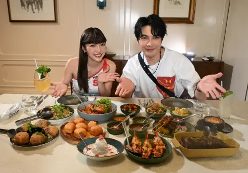 ▲謝佳見（右）與何美在《飛吧！玩客Let's Go Flying》開心享用東南亞美食。（圖／三立提供）