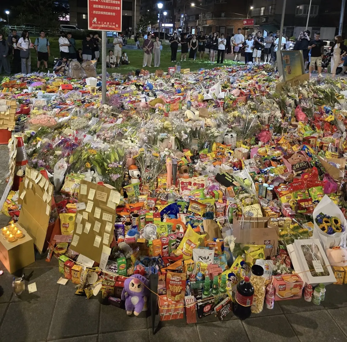 ▲三峽3死車禍，民眾發起獻花哀悼活動，20日有不少民眾響應，現場擺放悼念死者零食已達超商一個月庫存，預計一周後將全數焚化。（圖／翻攝臉書）