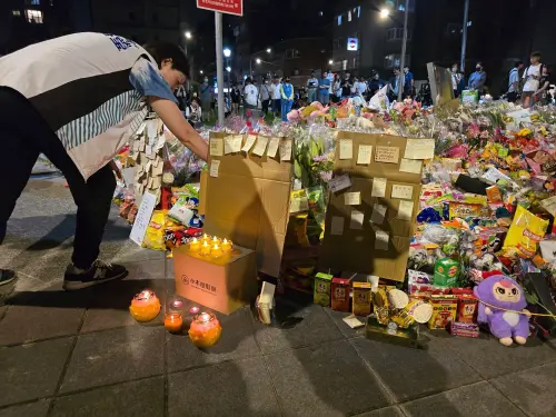 三峽3死車禍,民眾發起獻花哀悼活動,20日有不少民眾響應,現場擺放悼念死者零食已達超商一個月庫存,預計一周後將全數焚化。(圖/翻攝臉書) ▲三峽3死車禍,民眾發起獻花哀悼活動,20日有不少民眾響應,現場擺放悼念死者零食已達超商一個月庫存,預計一周後將全數焚化。(圖/翻攝臉書)