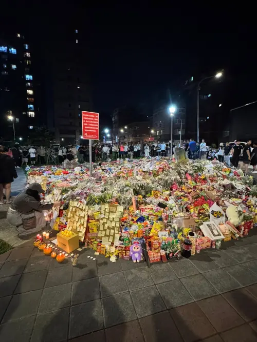 三峽3死車禍,民眾發起獻花哀悼活動,20日有不少民眾響應,現場擺放悼念死者零食已達超商一個月庫存,預計一周後將全數焚化。(圖/翻攝臉書) ▲三峽3死車禍,民眾發起獻花哀悼活動,20日有不少民眾響應,現場擺放悼念死者零食已達超商一個月庫存,預計一周後將全數焚化。(圖/翻攝臉書)