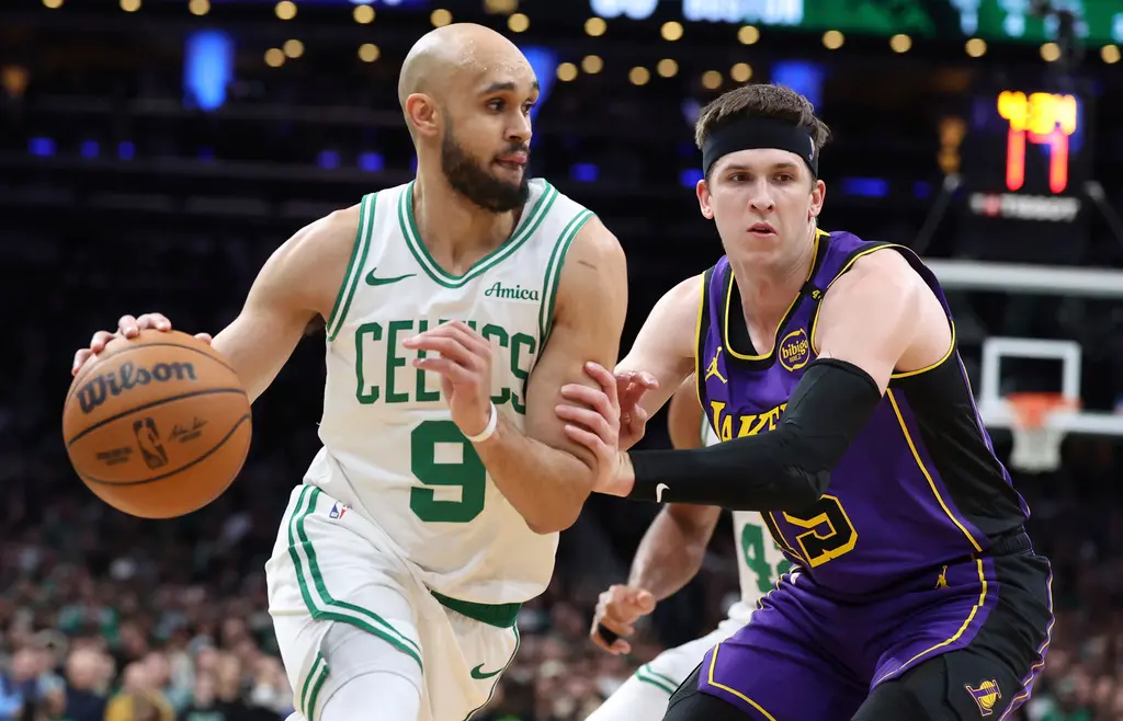 ▲湖人休賽季面臨重整陣容，外媒認為應該出售Austin Reaves（右），並從3位球員中選擇其一，才是合理操盤思維，其中一個人選就是塞爾提克防守型後衛Derrick White（左）。（圖／美聯社／達志影像）