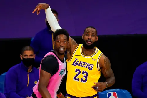 Bam Adebayo(左)與LeBron James交情甚篤,湖人不排除在後者僅剩不多的爭冠期中,促成兩人合作。(圖/美聯社/達志影像) ▲Bam Adebayo(左)與LeBron James交情甚篤,湖人不排除在後者僅剩不多的爭冠期中,促成兩人合作。(圖/美聯社/達志影像)